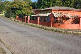 3 Bedrooms 2 Bathrooms, House for Sale in May Pen