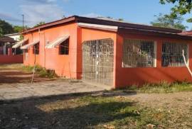 3 Bedrooms 2 Bathrooms, House for Sale in May Pen