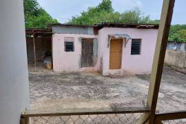 3 Bedrooms 2 Bathrooms, House for Sale in May Pen