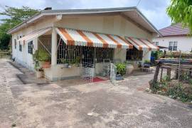 3 Bedrooms 2 Bathrooms, House for Sale in May Pen