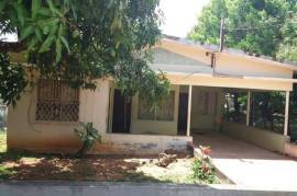 3 Bedrooms 2 Bathrooms, House for Sale in May Pen