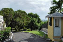 4 Bedrooms 4 Bathrooms, House for Rent in Kingston 6