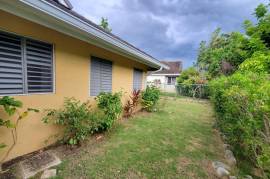 3 Bedrooms 2 Bathrooms, House for Rent in Runaway Bay