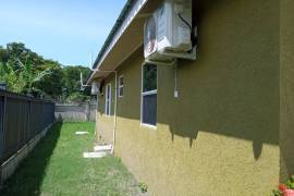 2 Bedrooms 2 Bathrooms, House for Rent in Ocho Rios