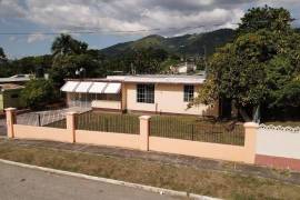 3 Bedrooms 2 Bathrooms, House for Rent in Kingston 6