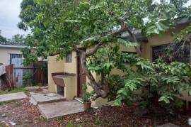 3 Bedrooms 1 Bathrooms, House for Rent in Kingston 2