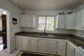 3 Bedrooms 2 Bathrooms, Apartment for Sale in Kingston 8