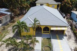 8 Bedrooms 4 Bathrooms, Apartment for Sale in May Pen