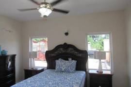 3 Bedrooms 2 Bathrooms, Apartment for Sale in Kingston 19