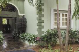 3 Bedrooms 4 Bathrooms, Apartment for Rent in Kingston 8