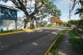 3 Bedrooms 3 Bathrooms, Apartment for Rent in Kingston 6