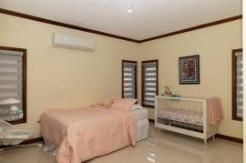5 Bedrooms 4 Bathrooms, Townhouse for Sale in Kingston 6