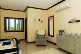 5 Bedrooms 4 Bathrooms, Townhouse for Sale in Kingston 6