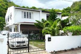 4 Bedrooms 3 Bathrooms, Townhouse for Sale in Kingston 19