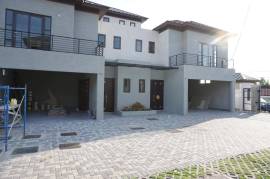 4 Bedrooms 4 Bathrooms, Townhouse for Rent in Kingston 8