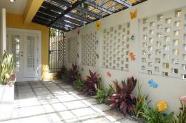 3 Bedrooms 3 Bathrooms, Townhouse for Rent in Kingston 8