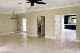 3 Bedrooms 4 Bathrooms, Townhouse for Rent in Kingston 8