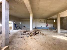 Commercial Bldg/Offices for Rent Clarendon, May Pe